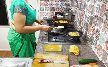 Homely Hotwife’s Saree Tuck & Hip Fold Elegance – a Kitchen Delight!