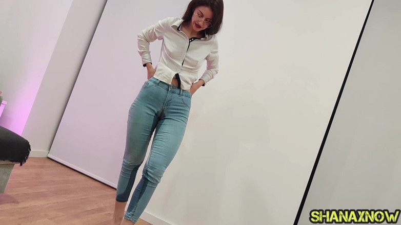 Shanaxnow: Pisse dans un jean bleu moulant, culotte trempée
