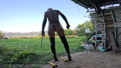 Nude Sportswomen: 수컷 과일을 분쇄하는 근육질의 여자 - 슬로우 모션