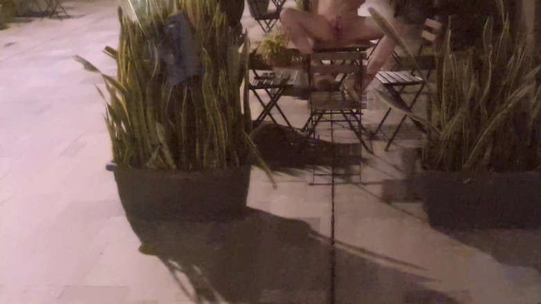 Dirty Molly: Masturbation risquée et squirt dans la rue