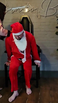Pirralha menina intimida o Papai Noel