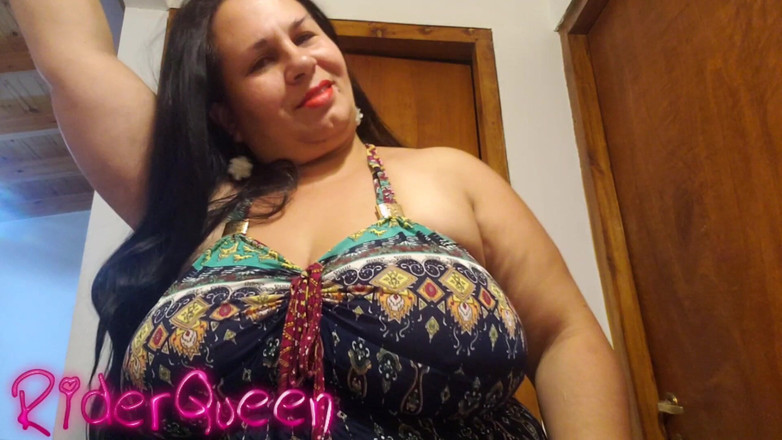 Riderqueen BBW Step Mom Latina Ebony: Orta yaşlı seksi kadın büyük memelerini gündelik gösteriyor