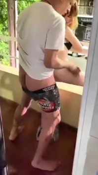 Chuda nastolatka zerżnięta w seks na balkonie