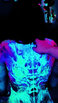 Neon Raver položí spojku vajíček v uv a pak je všechny vytáhne a chčije: Ovipositor a vejce hrát svádění