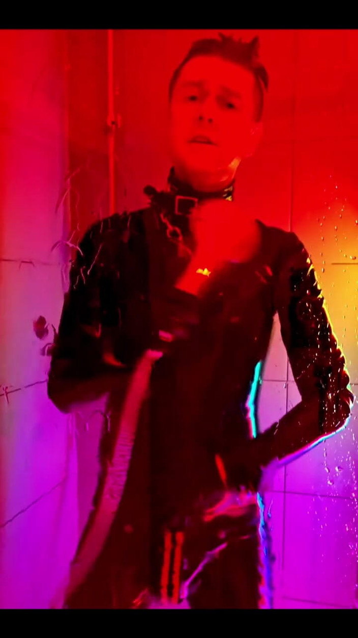 Roman Heart: Shower in Rubber 