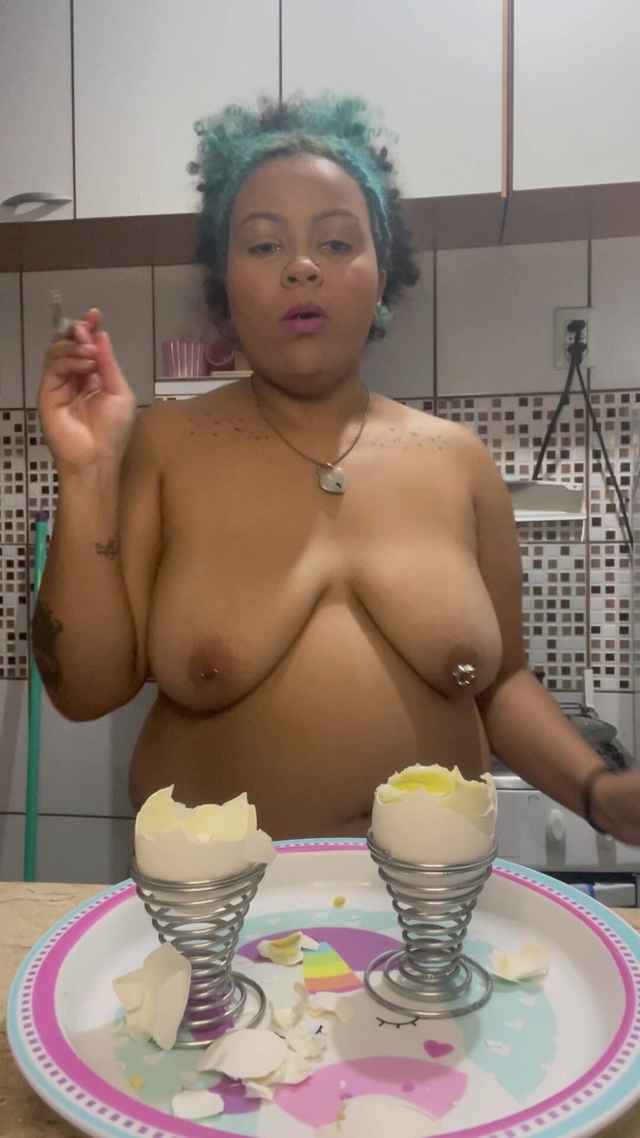 Cutiepiie Chubby: Толстушка поедает вареные яйца голышом