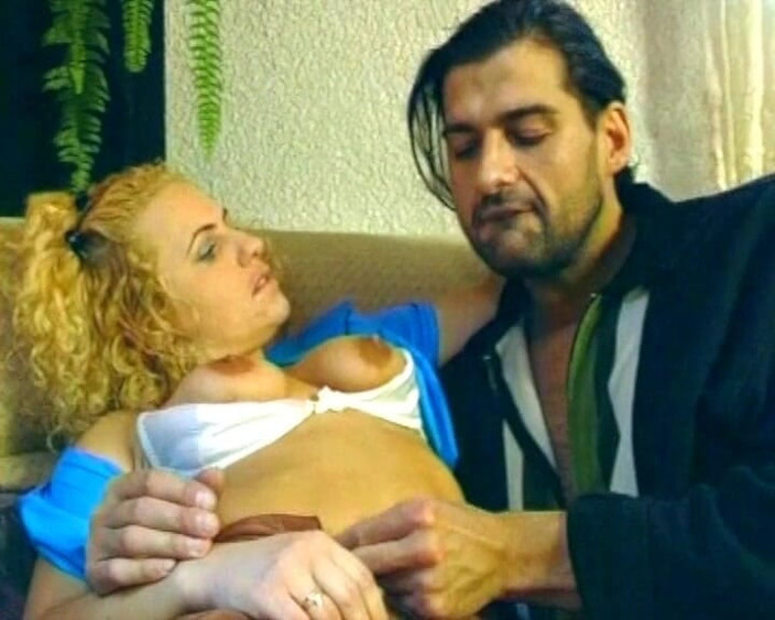 German Amateur Videos: ドイツ出身のブロンドの熟女が彼女のタイトなマンコでドキドキ