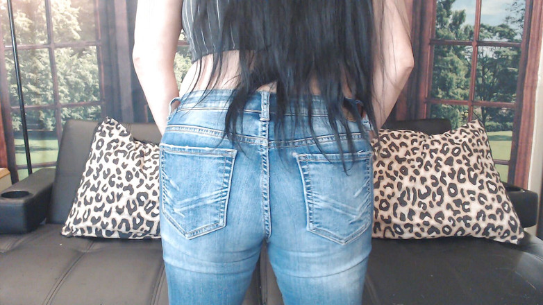 Abby Anna: Frullato di culo in jeans e serrato