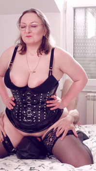Ich verlangt immer wieder, dass er meine Füße, muschi, arschloch leckt! Facesitting, fußfetisch, ballbusting!