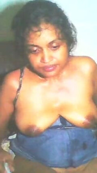 सौतेली मम्मी सौतेले बेटे के वीर्य का मजा ले रही है