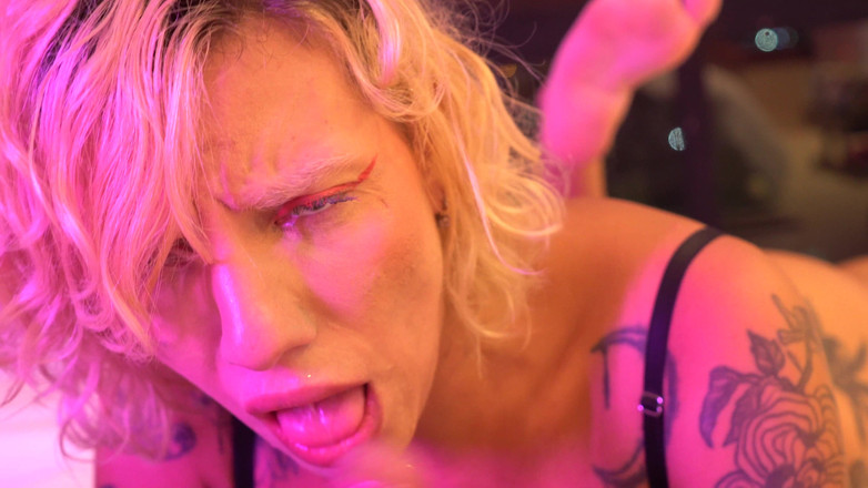 Docedeleite: 핫한 금발이 백스테이지에서 구강 성교와 자위를 한다.