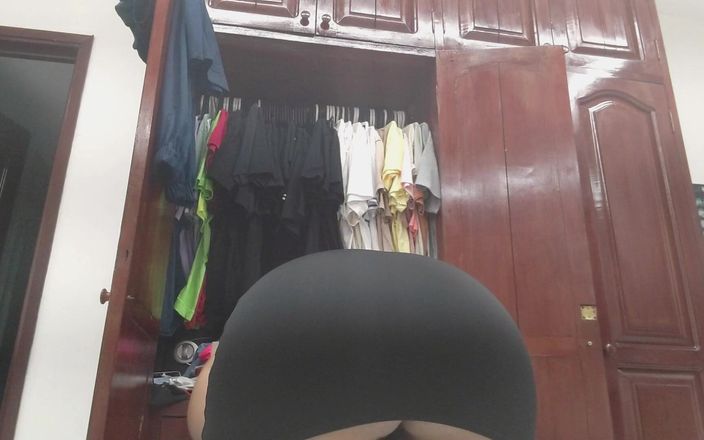 irina69star: Ho filmato la mia matrigna culona mentre si cambiava di...