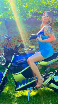 Menggosok pepek motosikal – usik basah & orgasme