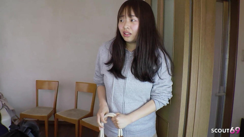 Asian porn collection: 痩せた日本の大学生志乃がグループの前で教師に犯される無修正