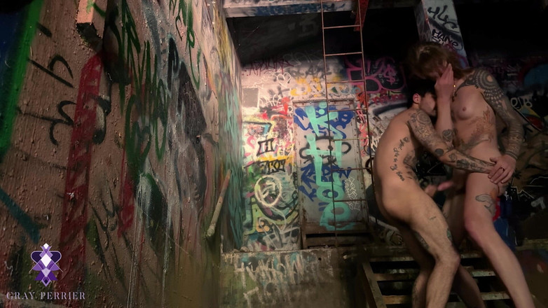 Gray Perrier: Trans kız terk edilmiş bir binada trans bir adamla sikişirken...