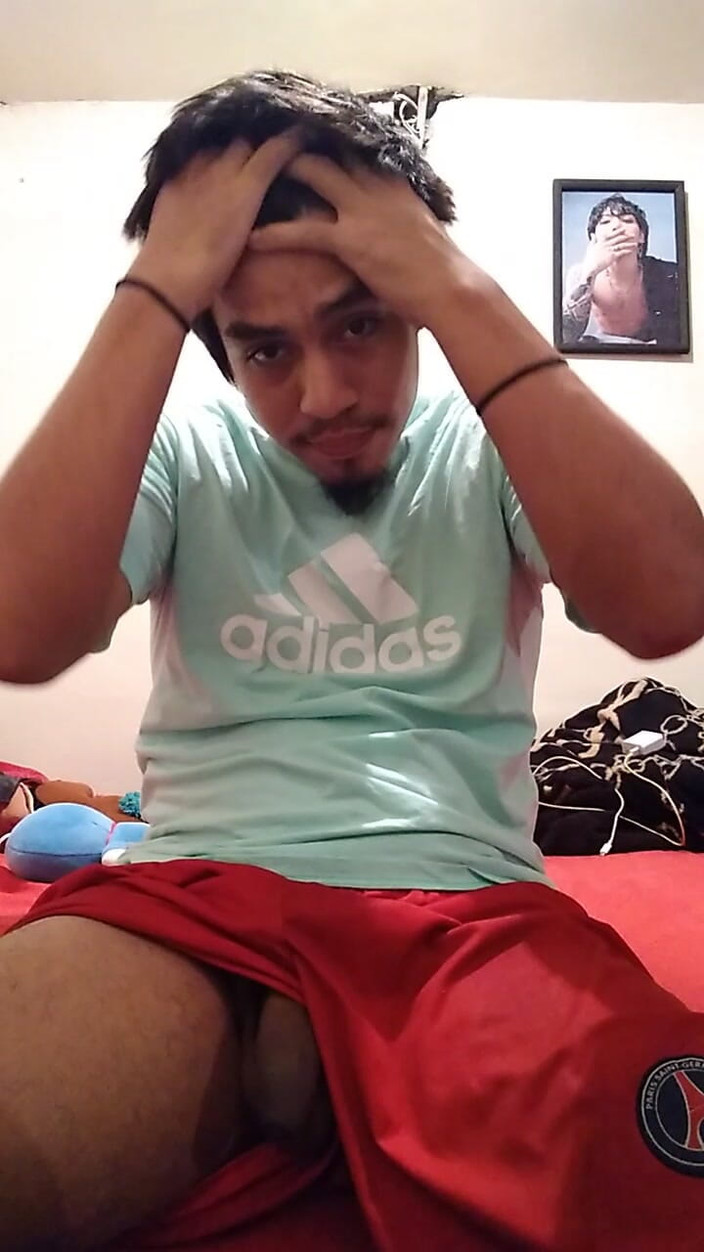 AlexAlejandro13: इन शॉर्ट्स को थोड़ा-थोड़ा करके उतारो ताकि मेरा लंड सख्त हो जाए