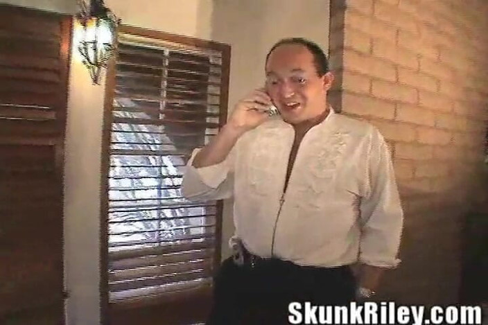 Skunk Riley: 음란한 백마 밀프 보지에 흑인 대물 자지에게 따먹히는 포커 부채 남편 마누라!