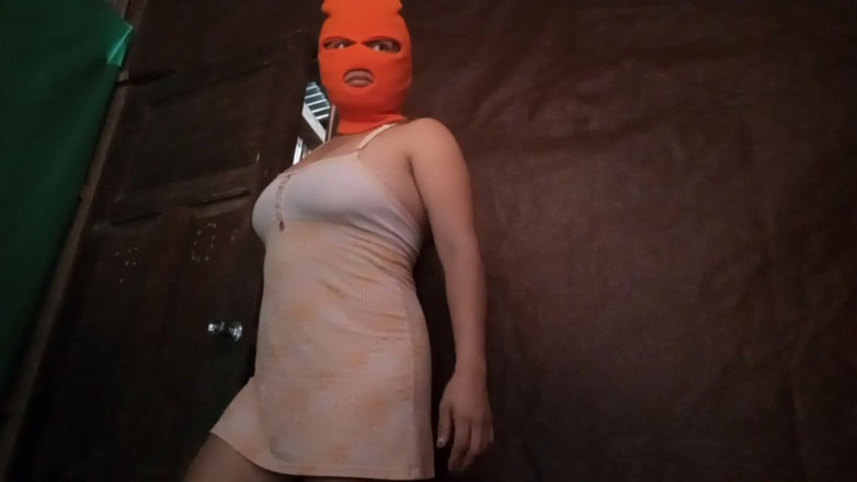 Goky: Nevlastní sestra začíná svým prvním domácím porno videem, její prsa...