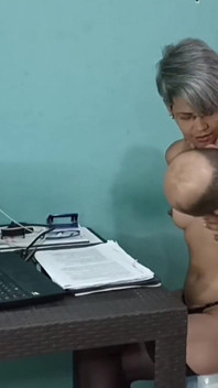 내 배다른 여동생이 나에게 마사지를 부탁했지만 그녀가 원하는 것은 내 자지가 그녀 안에 있었다.