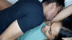 Я цілую і смокчу пахви своєї зведеної сестри, вони смачні смачні смачні!