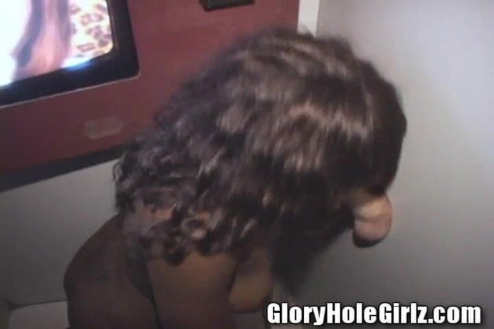 Glory Hole Girlz: Приємні цицьки, чорна сучка смокче члени, сперма забризкана глоріхола, повія стриптизерка