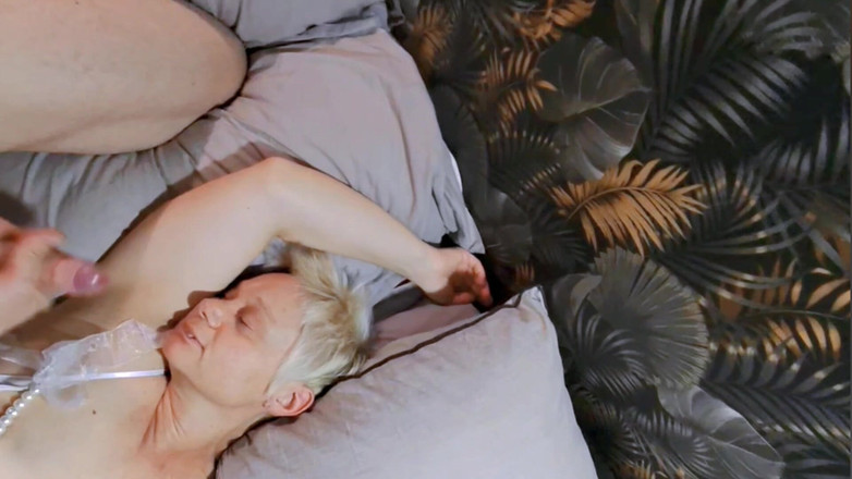 Sofy13: Meu enteado vem para foder minha buceta na cama e...