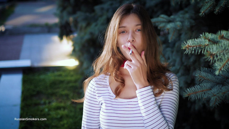 Russian Smokers: Знойная Русская Девушка Курит Сигарету От Waves