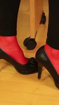 Peeptoe dangling trong vớ đỏ & legging đen