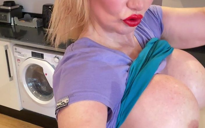 Sophie James: Zpocená chlupatá kundička Zpocená 34jj Kozy Mokré kalhotky