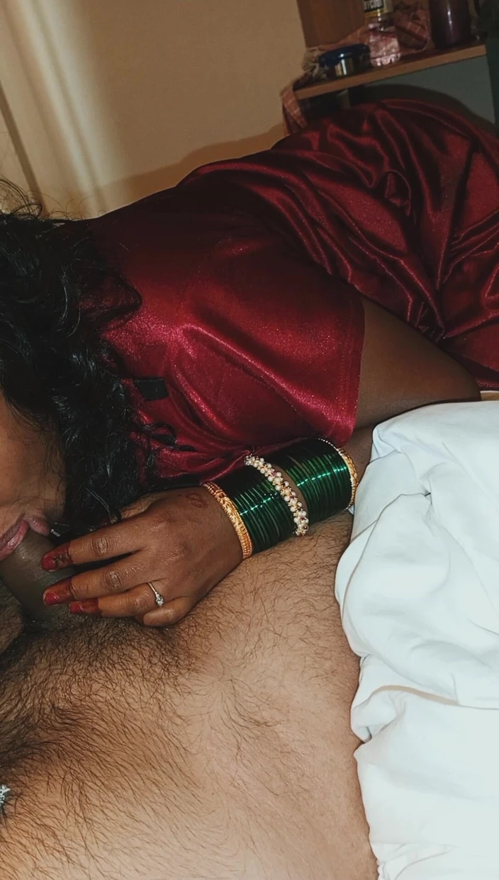 Harder299: Nadržená manželka saje ptáka a je ošukaná manželem velmi sexy.