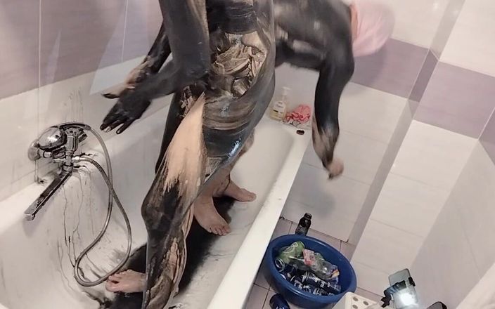 Amateur_MS: Pareja amateur se baña, esposa con coño peludo, gran culo,...