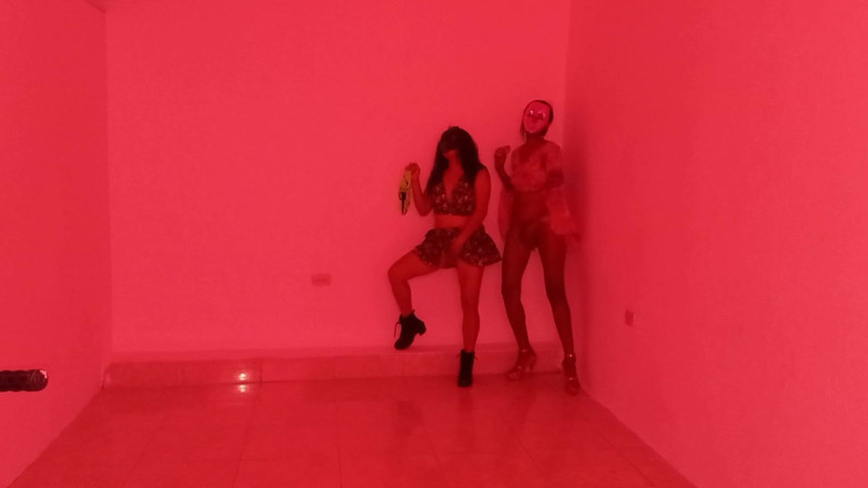 Martin13: Bästa vänner träffas för att göra en sensuell dans som...