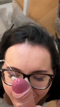 Madrastra tiene una gran porción de semen en la cara y gafas