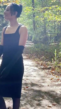 Mama vitregă poartă mănuși negre lungi în parc