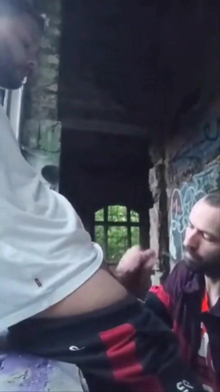Justin hoodwar: Chlap se honí v městském průzkumu a je chycen kouřícím...