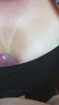 Salto nos peitos do sutiã esportivo leva a tittyfuck