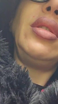 Enormes eructos de los labios sensuales de Lavinia al aire libre