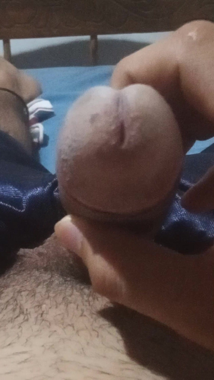 Cute boy jerks off: Homem deitado se masturba enquanto seu vizinho está amolecendo com...