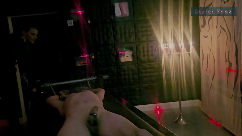 Strict Senz: Stina Stone Unghie Lunghe Solletico Seduta in Faccia Allungata Sul...