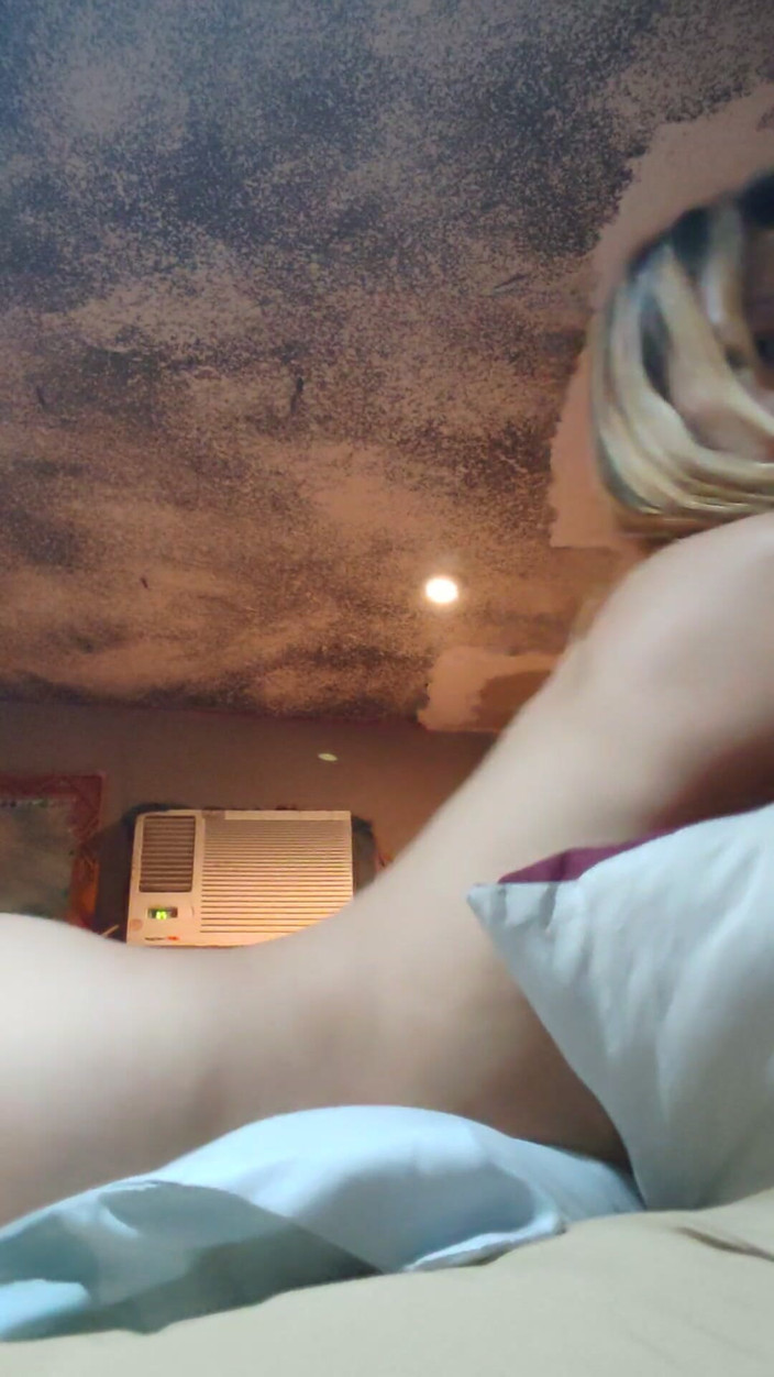 Lusi: Masturbation mit einem Kissen