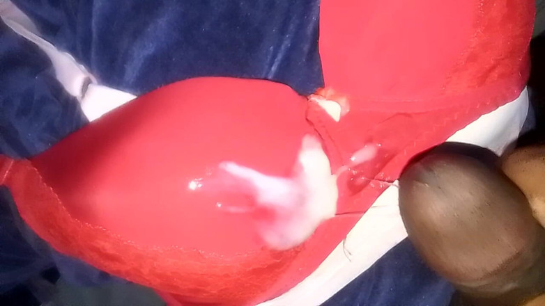 Jaanu294: Reggiseno colorato bianco fintanto che fanno mangiare la mercanzia