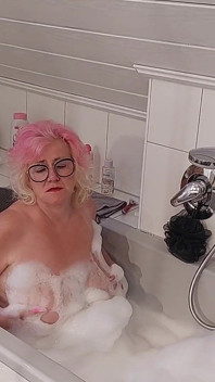 Dojrzała Tgirl Głaskanie pulsujący kutas w bubbly tub climax