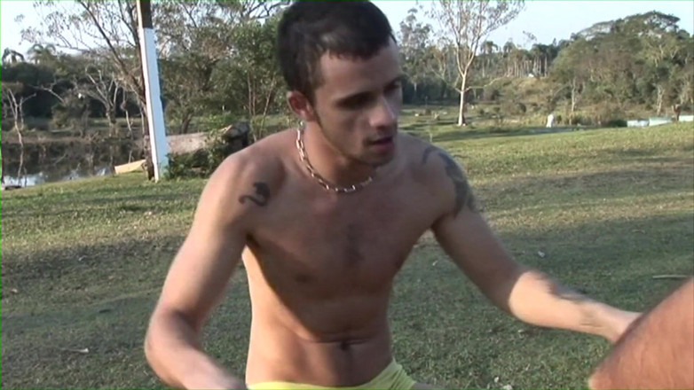 Male Dream: Tatuada gêmea leva em pau asiático beefy