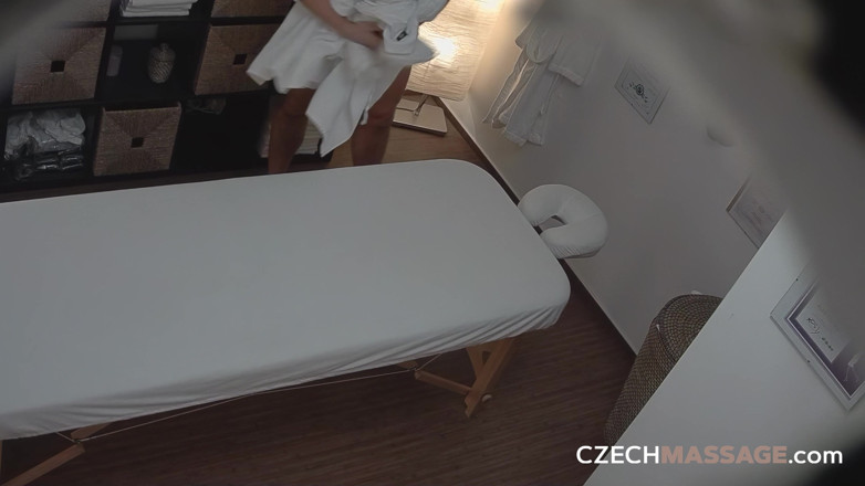 Czech Massage: Urutan Czech 94: Si blonde yang menakjubkan dapat urutan dubur yang...
