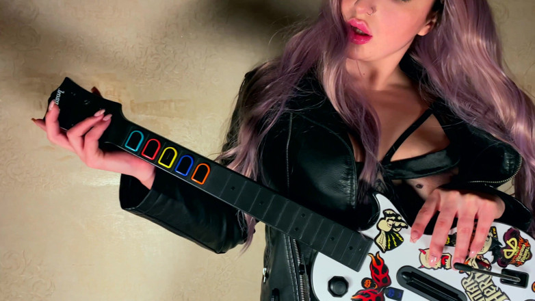 Edita Fantasy: Harika rockçı tutkulu vajina vibratörü okşuyor ve götüne tıkaç takıyor