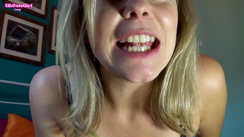 UKCuteGirl: Pequeno homem surpreende escondendo gaveta de calcinha devorado!