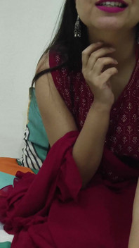 Ateşli Hintli saara yenge amcık yalıyor ve devar'a ilk seksi öğretmek için sert sikişiyor.