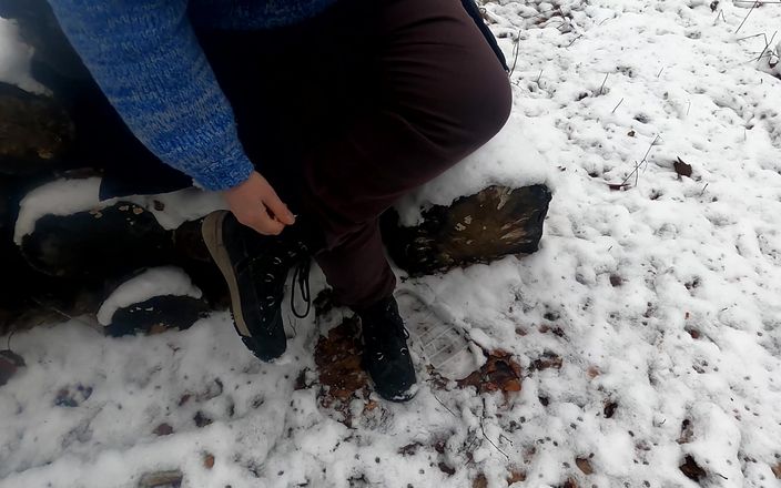 Bouncy Tits Action: Bătându-i pizda în zăpadă