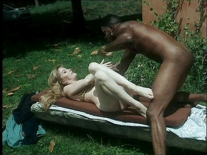 Black Sinner: Moana Pozzi sukakan zakar hitam besar dalam pepek