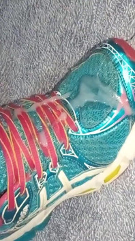 Sperma auf Asics Sneakes
